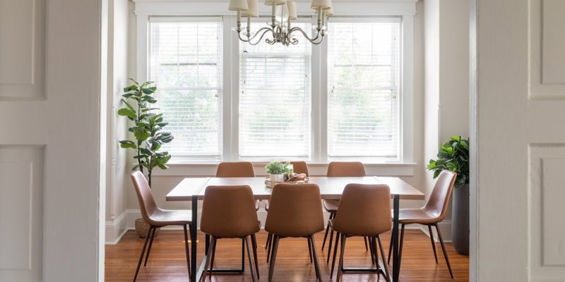 Dining room with a table and chairs.